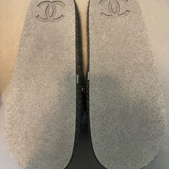 New CHANEL Braided Knit Black Mules. Size 42 with gold CC adornments. 22C - Picture 2 of 6